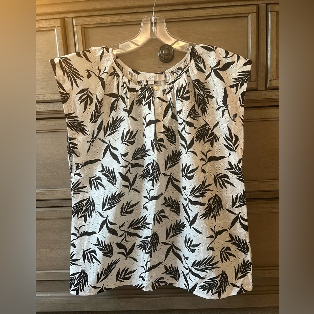 Women’s Large White and Black Leaf Cap Sleeve Shirt LOFT